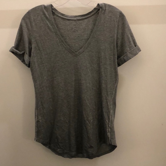 lululemon athletica Tops - Lululemon gray SS vneck top, sz 4, 72096 lululemon athletica Tops - Lululemon gray SS vneck top, sz 4, 72096